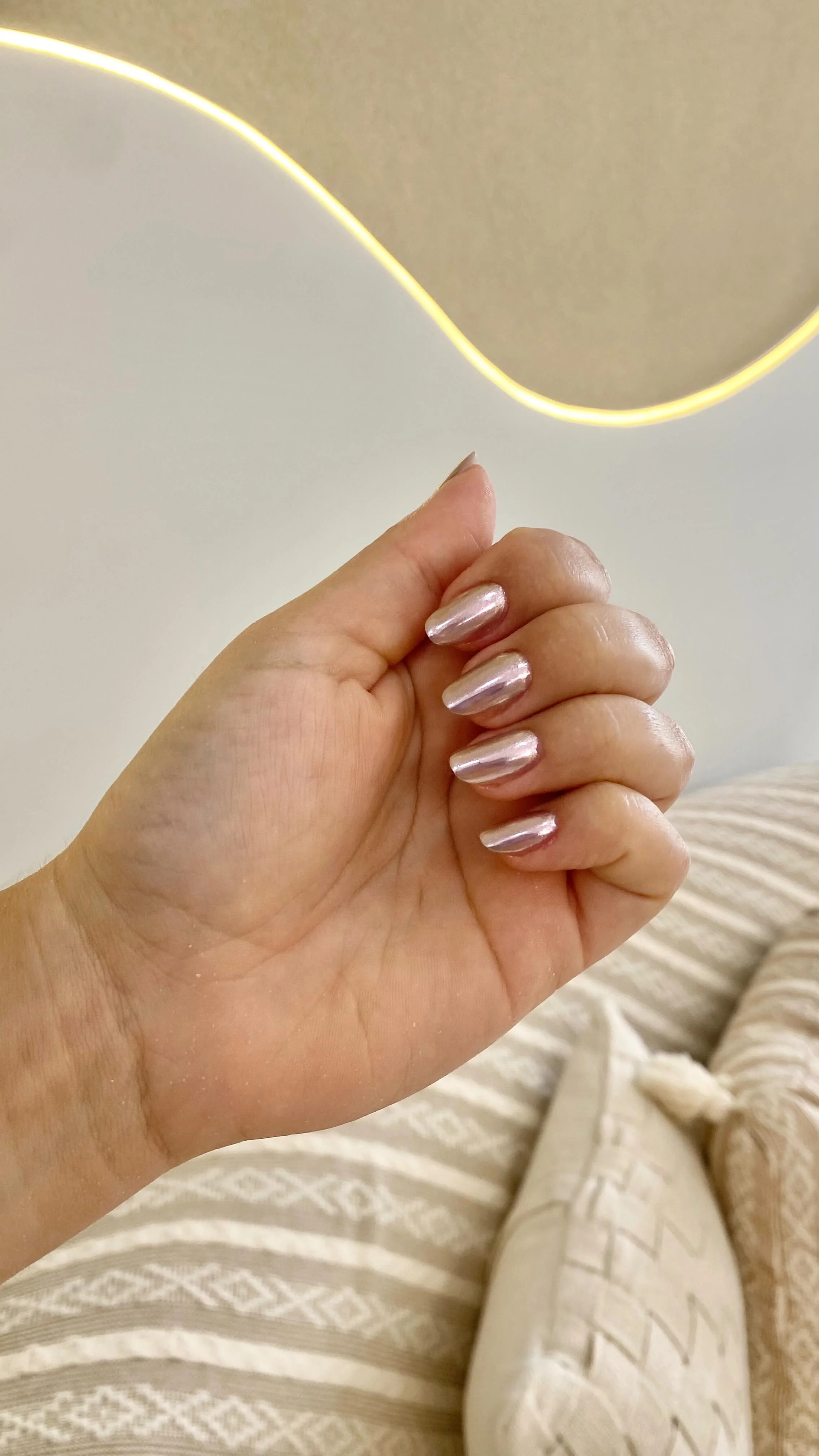 Unhas square rosa chrome perolado com efeito espelho — estúdio Joice Souza Nail Design, com luminária LED wave ao fundo