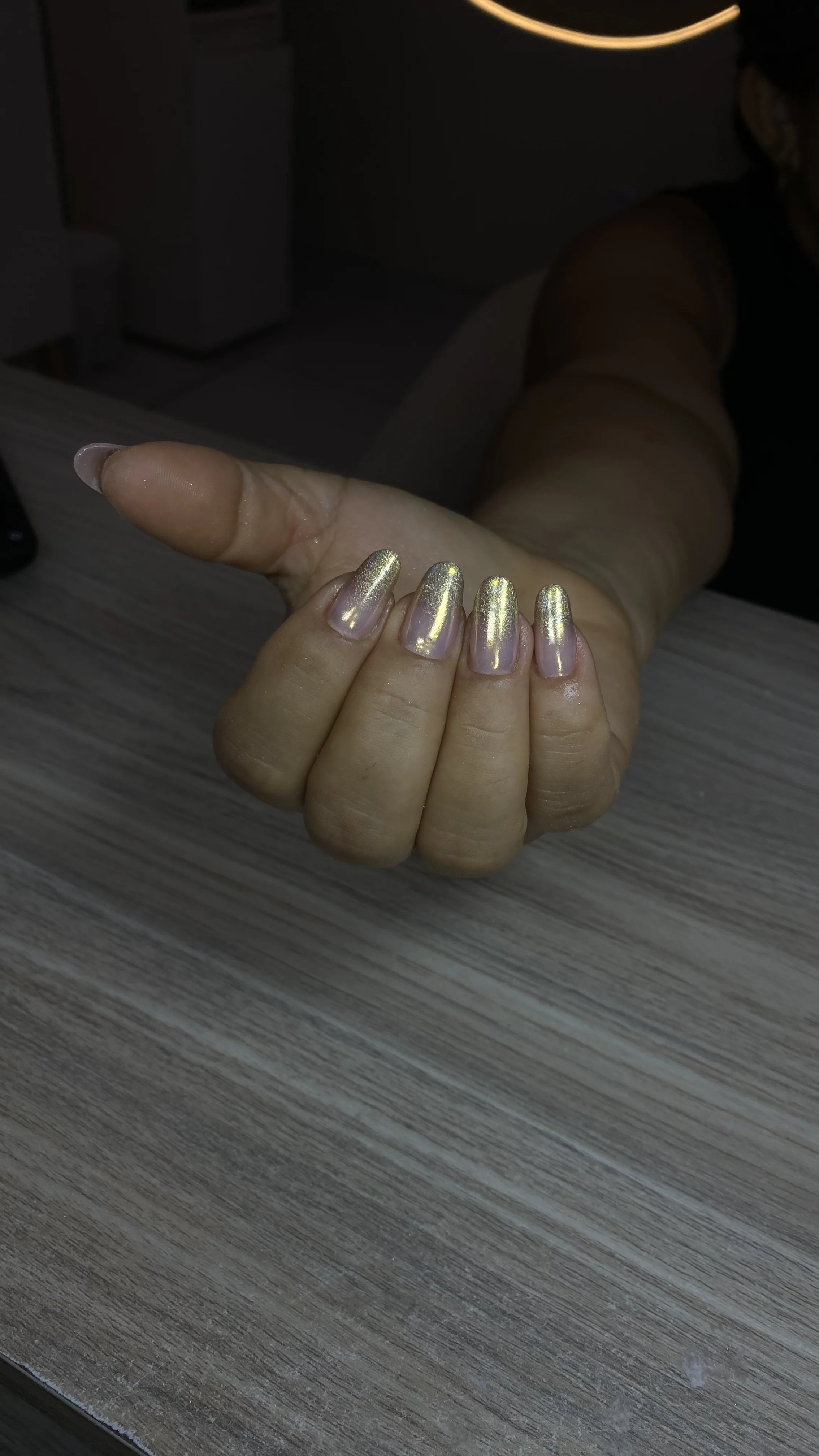 Unhas stiletto alongadas com efeito aurora cromo dourado — extensão com Molde F1 por Joice Souza