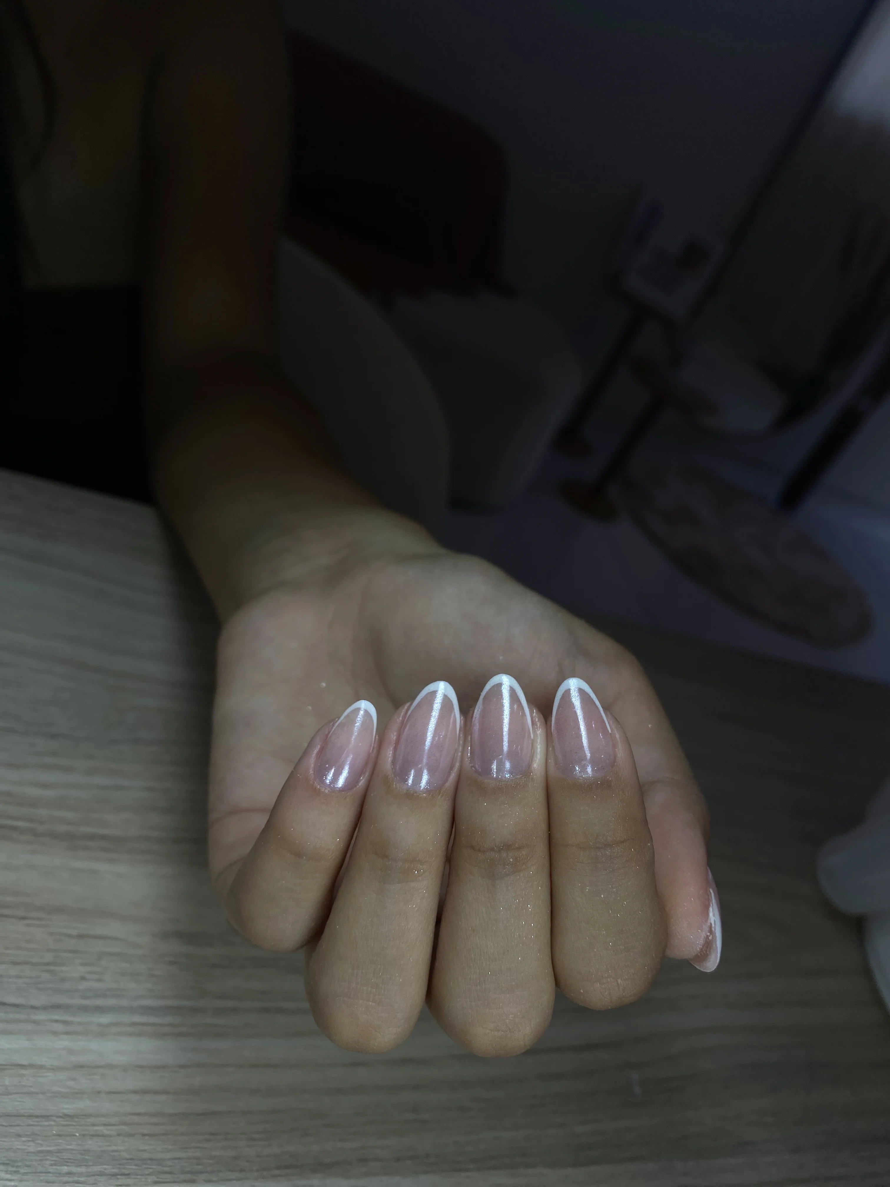 Unhas almond com french branca refinada — formato europeu por Joice Souza Nail Design
