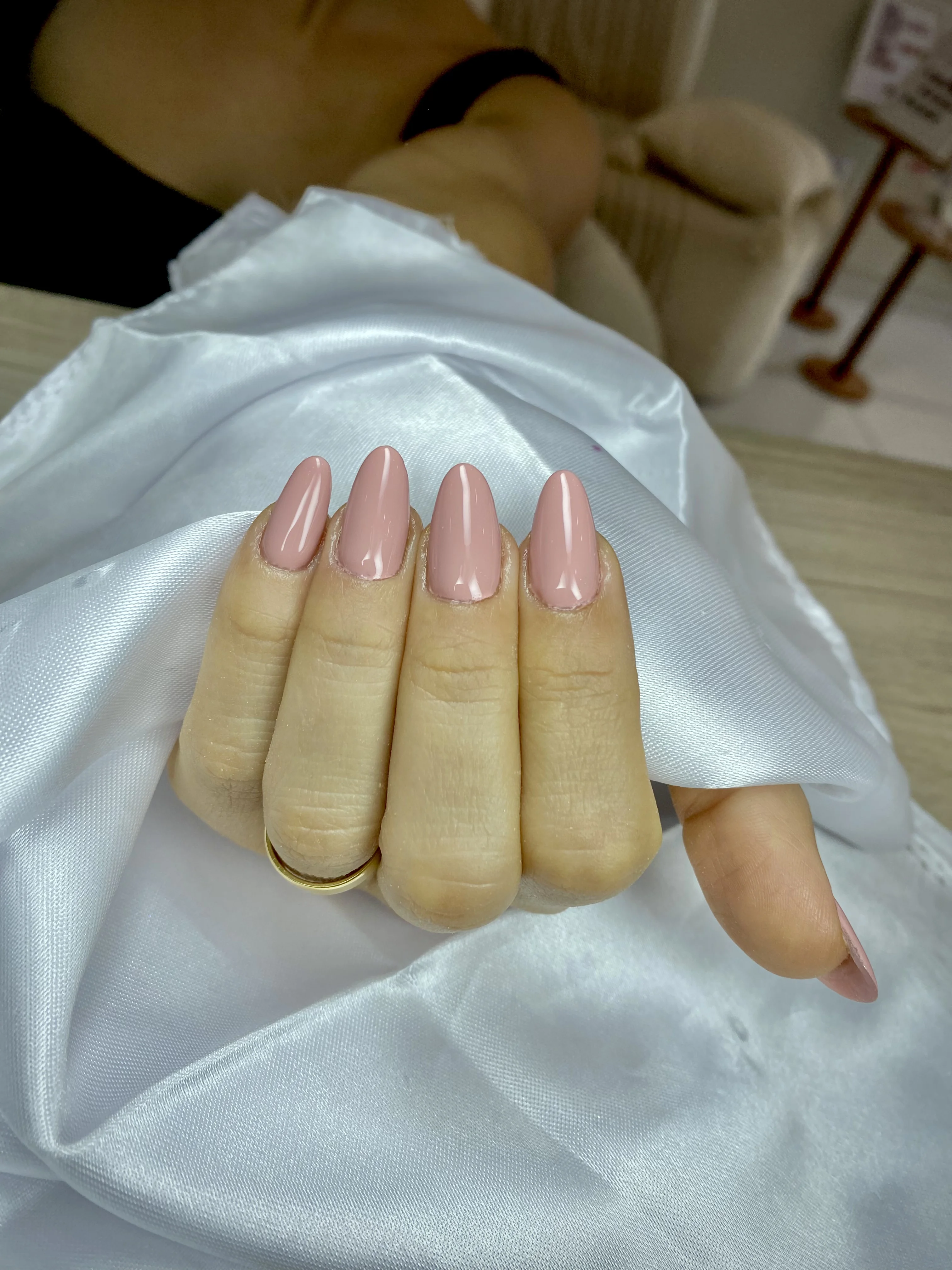 Unhas almond rosé mauve brilhante — extensão com Molde F1, cor nude rosado sofisticado por Joice Souza