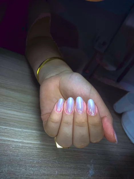 Unhas Almond — curvatura orgânica com brilho espelhado por Joice Souza
