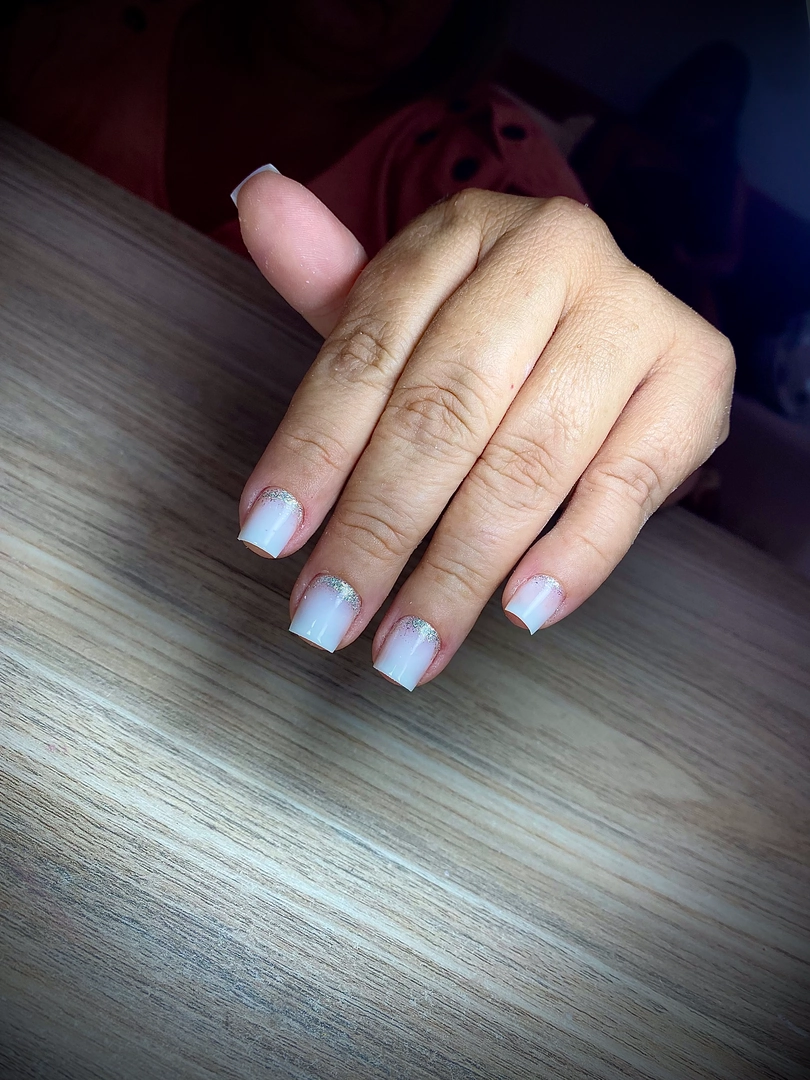 Unhas Square — ângulo reto clássico com estrutura reforçada por Joice Souza